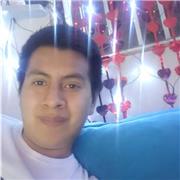 Profesor de guitarra dicta clases a personas de todas las edades